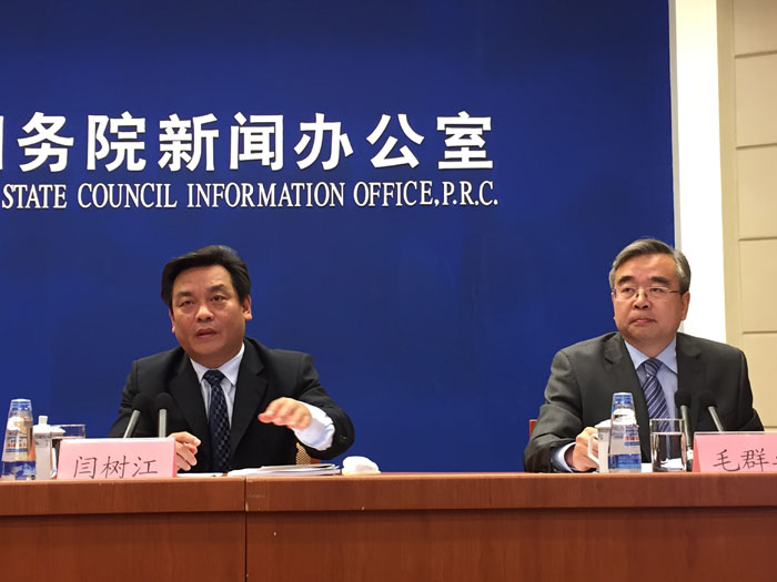 国家中医药管理局副局长闫树江介绍《中医药健康服务发展规划(2015有关情况—2020年)》(2).JPG