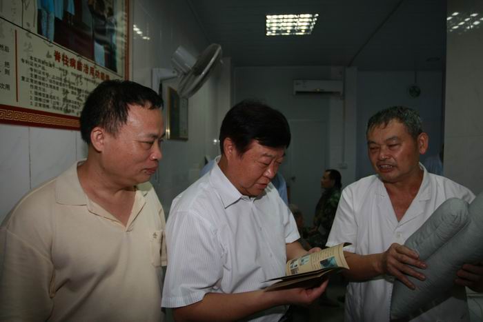 调整大小 湛江第一中医院和老专家交谈 394.jpg